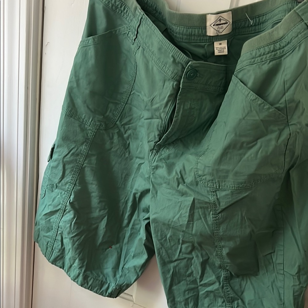 Green Outdoor women Shorts
P1